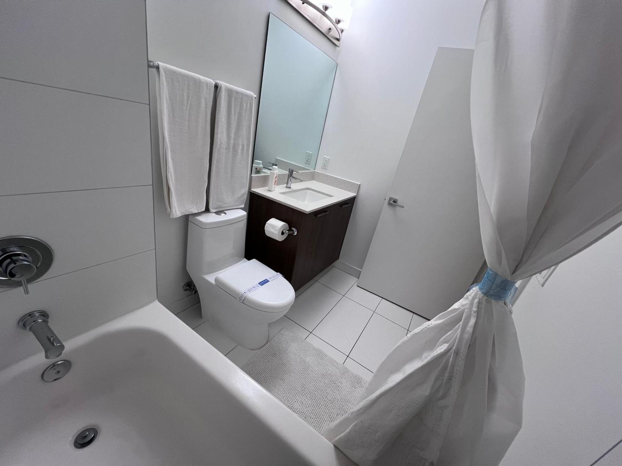 Master Bed Room In Calle Ocho Miami Zewnętrze zdjęcie